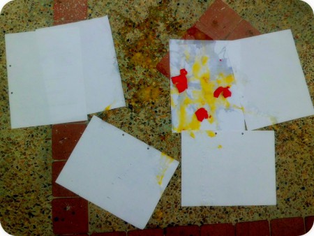 9.Ubicamos hojas de papel blancas en el piso para observar la velocidad de los dos objetos