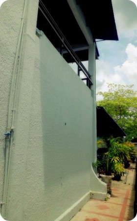 . Aqui tenemos una fotografia completa del lugar donde se realizo la parte practica del experimento, y de donde se lanzo el objeto que en este caso fue el huevo y una hoja de papel arrugada